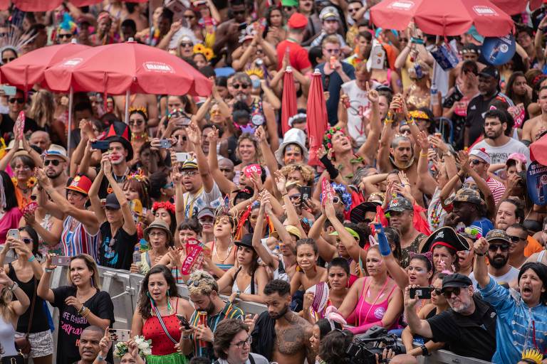  Com mistura de musica brasileira e Beatles, o tradicional bloco "Sargento Pimenta"  leva multidão ao aterro do Flamengo