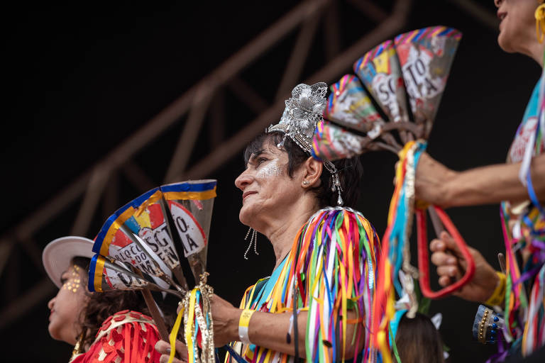  Com mistura de musica brasileira e Beatles, o tradicional bloco "Sargento Pimenta"  leva multidão ao aterro do Flamengo