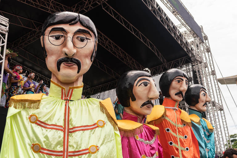 Com mistura de musica brasileira e Beatles, o tradicional bloco "Sargento Pimenta"  leva multidão ao aterro do Flamengo