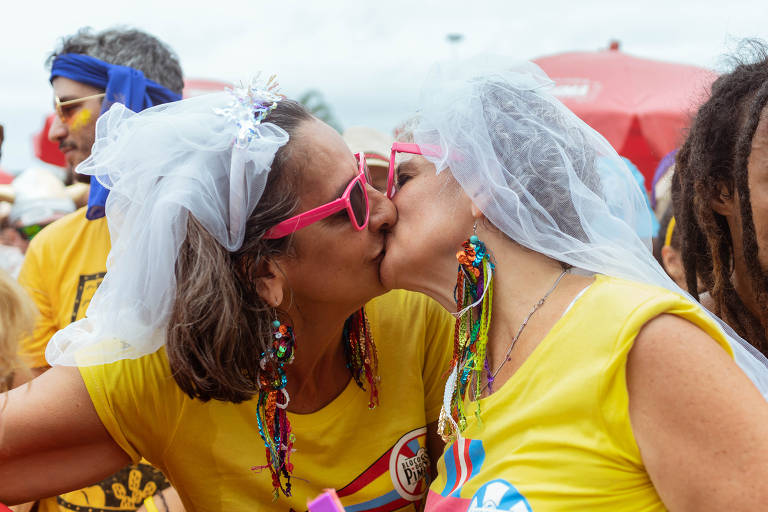  Com mistura de musica brasileira e Beatles, o tradicional bloco "Sargento Pimenta"  leva multidão ao aterro do Flamengo