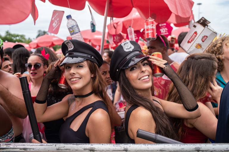  Com mistura de musica brasileira e Beatles, o tradicional bloco "Sargento Pimenta"  leva multidão ao aterro do Flamengo