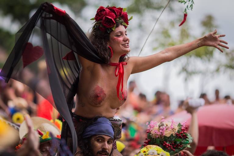 Foliões durante o bloco de carnaval  Vem Cá Minha Flor , pelas ruas do centro do Rio de Janeiro