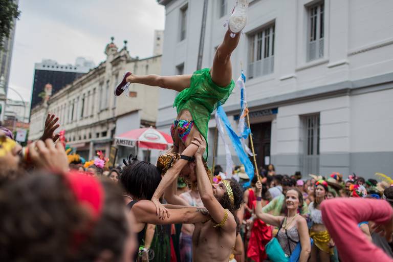  Foliões durante o bloco de carnaval Tupife, pelas ruas do centro do Rio de Janeiro
