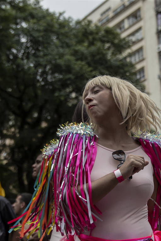 Para sobreviver, bailes de Carnaval se aliam a blocos de rua - 23/02/2020 -  Cotidiano - Folha