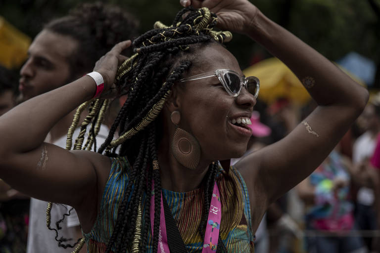 Para sobreviver, bailes de Carnaval se aliam a blocos de rua - 23/02/2020 -  Cotidiano - Folha