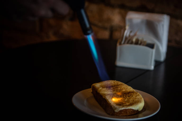 Sucesso da casa, a tostada tem o queijo derretido por maçarico