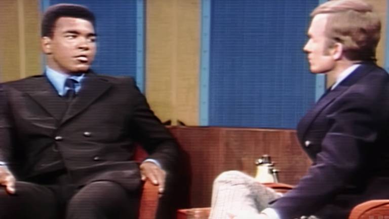 O lutador Muhammad Ali e o apresentador Dick Cavett em "Ali & Cavett: the Tale of the Tapes"