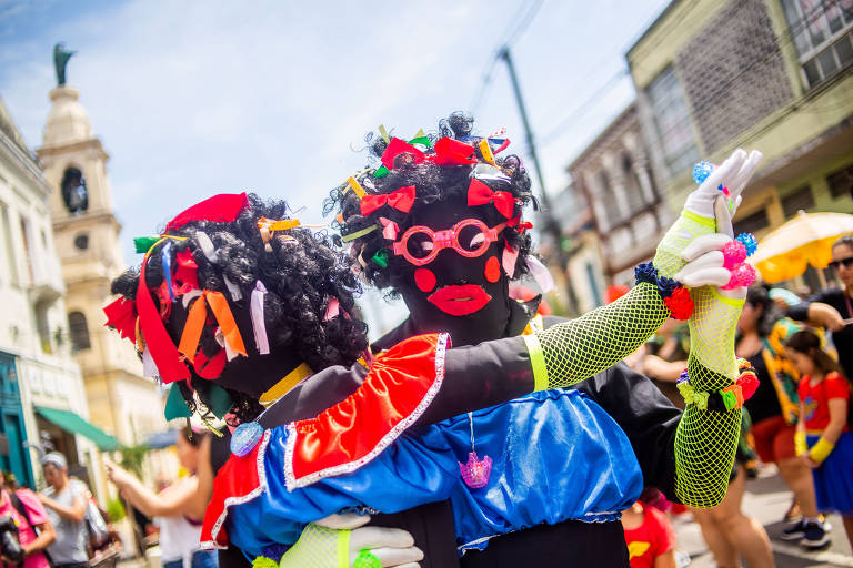 Para sobreviver, bailes de Carnaval se aliam a blocos de rua - 23/02/2020 -  Cotidiano - Folha