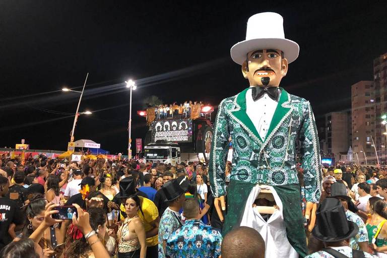 Com 50 quilos, calunga de quatro metros do Homem da Meia-Noite desfila pela primeira vez no Carnaval de Salvador
