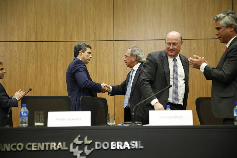 No Brasil, a meta para a inflação é definida pelo CMN (Conselho Monetário Nacional, que inclui BC e Ministério da Economia) e cabe ao BC adotar as medidas necessárias para alcançá-la. O índice de preços utilizado é o IPCA, calculado pelo IBGE