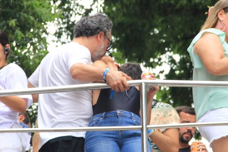 Danton Mello beija muito no trio da Ivete Sangalo em Salvador