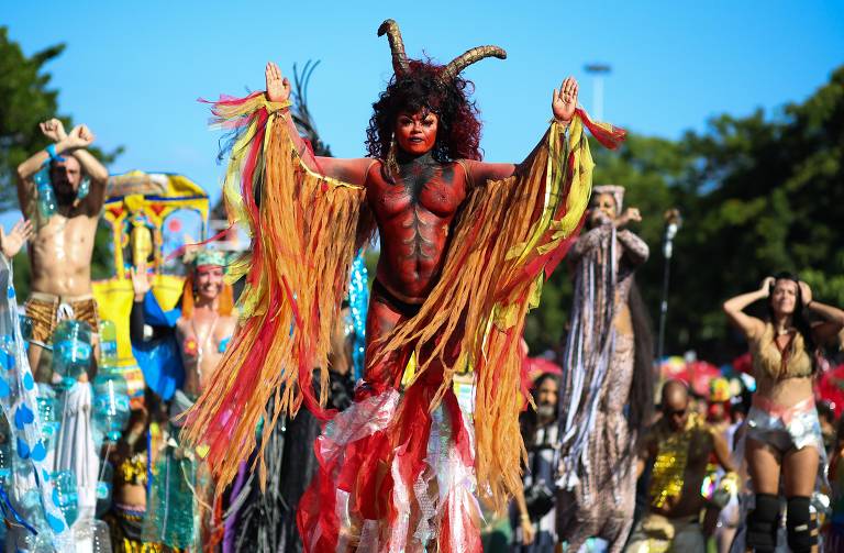 Bloco da cantora Ludmilla dá a largada ao quarto dia do Carnaval no RJ