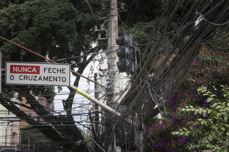Cabeamento sobre o viaduto Eng. Antonio de Carvalho Aguiar e rua cubatão esquina com a rua Correia Dias, na Vila Mariana (zona sul)