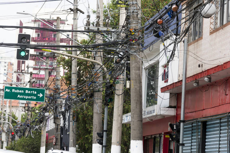 Cabos em postes na rua Tutoia, altura do numero 1.000, na Vila Mariana (zona sul)