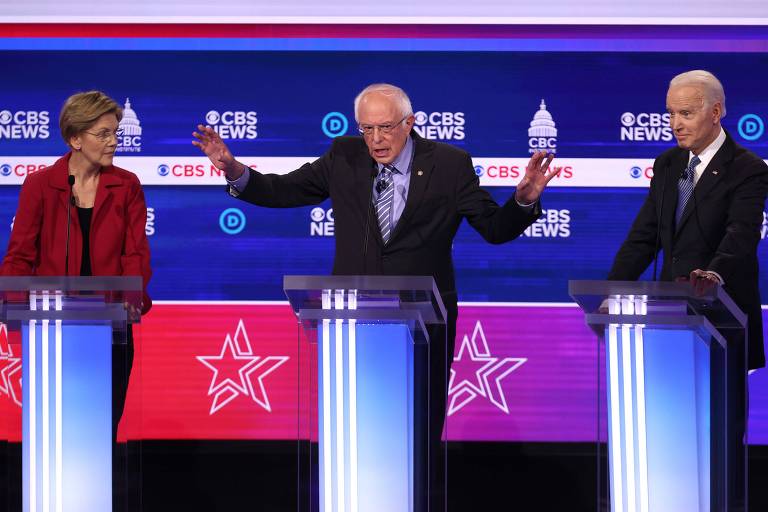 Ao lado dos também pré-candidatos Elizabeth Warren (esq.) e Joe Biden (dir.), o senador Bernie Sanders gesticula durante o debate em Charleston, na Carolina do Sul 