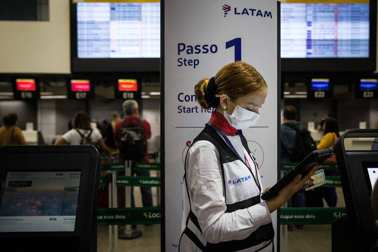 Passageiros e funcionários (terminal 2 Latam) usam máscaras de proteção no Aeroporto de Guarulhos, após primeiro caso do coronavírus no Brasil