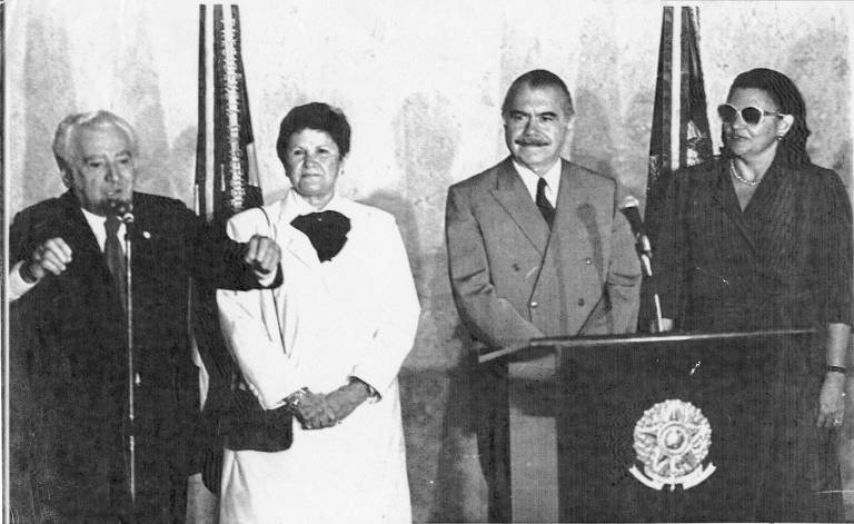 Os escritores Jorge Amado, Zélia Gattai ao lado do presidente da república José Sarney e da primeira-dama Marly Sarney, durante assinatura de criação da fundação Casa de Jorge Amado, no Palácio do Planalto, em Brasília (DF)