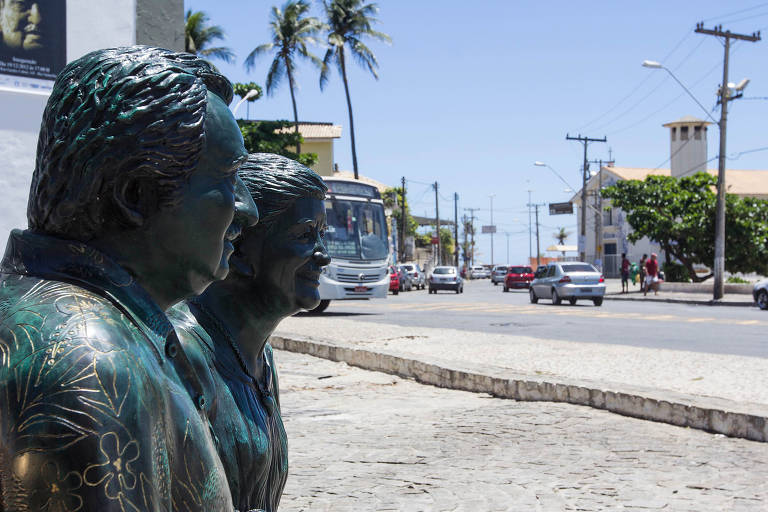 Escultura do casal de escritores e seu cachorro, Fadul, no bairro do Rio Vermelho, em Salvador