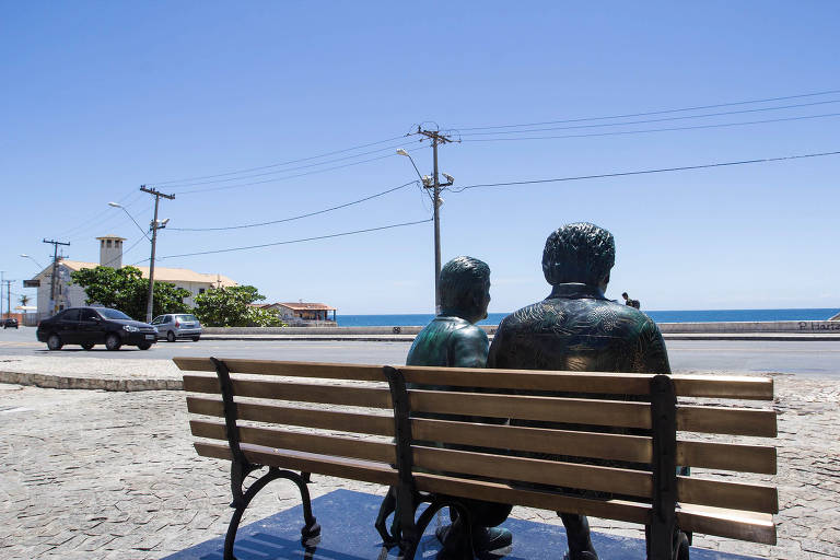 Escultura do casal de escritores e seu cachorro, Fadul, no bairro do Rio Vermelho, em Salvador
