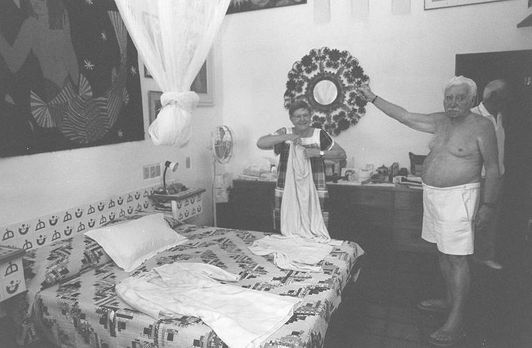 O escritor Jorge Amado e sua mulher Zélia Gattai mostram seu quarto