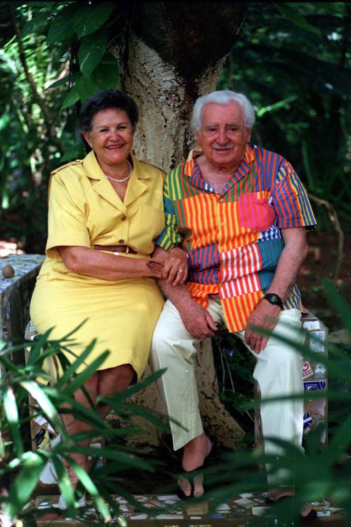 O escritor Jorge Amado e sua mulher, a escritora Zélia Gattai, no jardim de sua casa, em Salvador