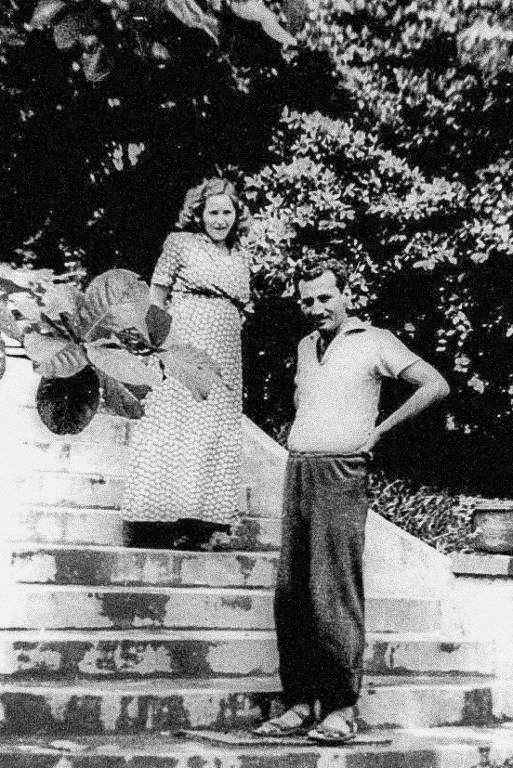 Jorge Amado e Zélia Gattai em Praga, em imagem do livro 'Jorge Amado: uma biografia', de Joselia Aguiar. Jorge Amado em Paris, em 1948