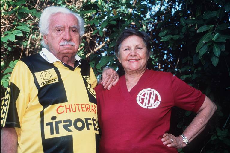 O escritor Jorge Amado posa com a camisa do Ypiranga Futebol Clube, ao lado de sua mulher Zélia Gattai, torcedora do Leôncio, também da Bahia