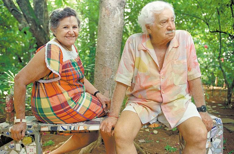 O escritor Jorge Amado com a mulher, a escritora Zélia Gattai, em sua casa em Salvador (BA)