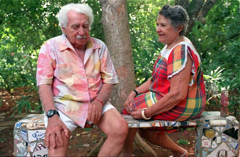 O escritor Jorge Amado e sua mulher, a escritora Zélia Gattai, no jardim de sua casa