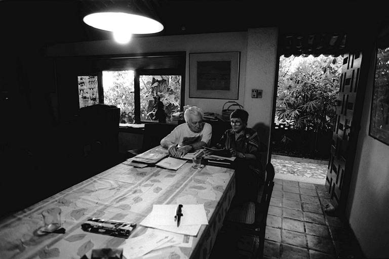 O escritor Jorge Amado e sua mulher, a escritora Zélia Gattai, em sua casa