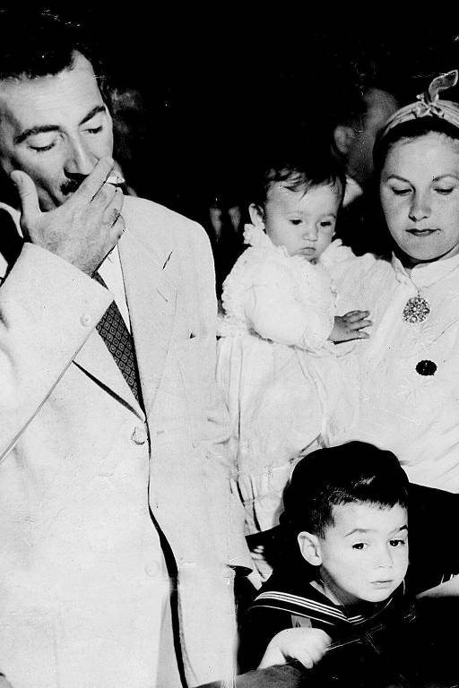 Jorge Amado, Zélia Gattai e os filhos João Jorge e Paloma retornam do exílio, no aeroporto do Galeão, Rio de Janeiro (RJ)