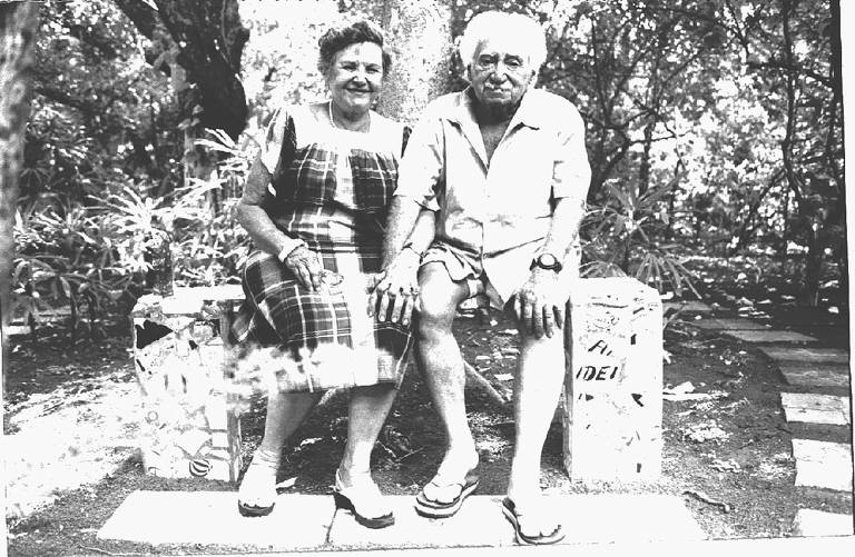 O escritor Jorge Amado e sua mulher Zélia Gattai no jardim de sua casa