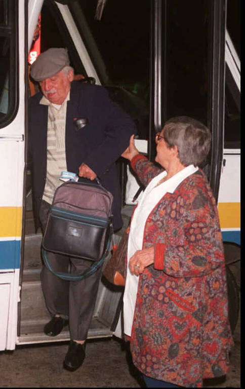 Desembarque do escritor Jorge Amado e de sua mulher, Zélia Gattai, em Salvador (BA)