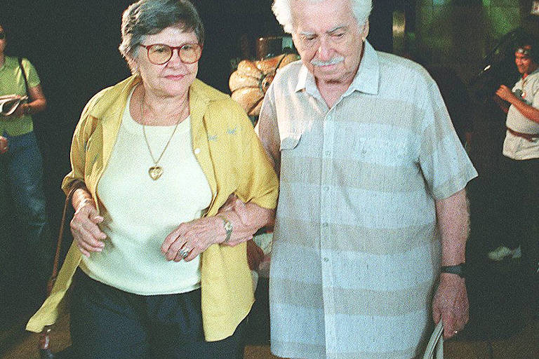 O escritor baiano Jorge Amado acompanhado de sua mulher Zélia Gattai, deixa o Hospital Aliança, uma semana depois de ter sido  submetido a uma angioplastia [intervenção cirúrgica para desobstruir as artérias do coração]