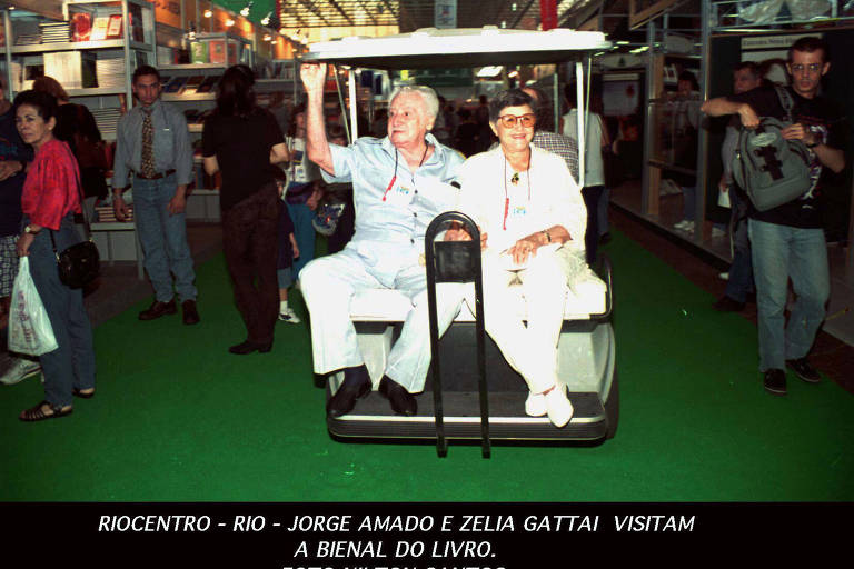 O escirtor Jorge Amado e sua mulher Zélia Gattai visitam a Bienal do Livro, no Rio de Janeiro