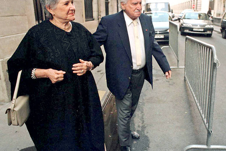 Os escritores Zélia Gattai e Jorge Amado saem do Ministério da Cultura da França, em Paris, após cerimônia que integra o 18º Salão do Livro