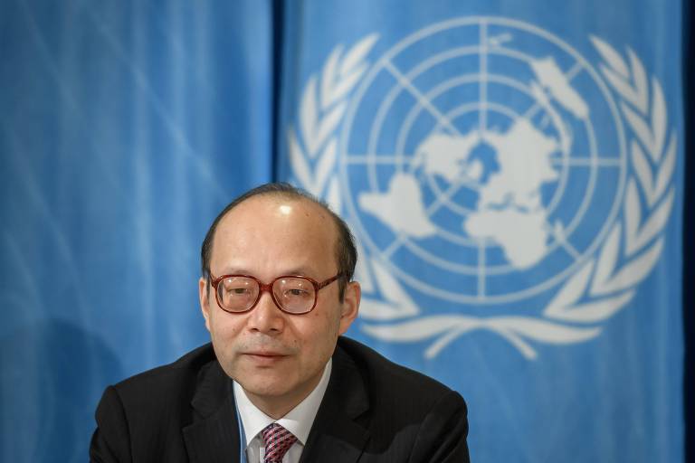 O embaixador de Pequim na ONU, Chen Xu, durante entrevista; ao fundo, pano azul com emblema da ONU