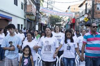 Parentes e amigos de vítimas em ato ecumênico em homenagem aos nove mortos em baile funk em Paraisópolis, em SP