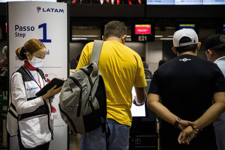 Passageiros e funcionários (terminal 2 Latam) usam máscaras de proteção no Aeroporto de Guarulhos, após primeiro caso do coronavírus no Brasil