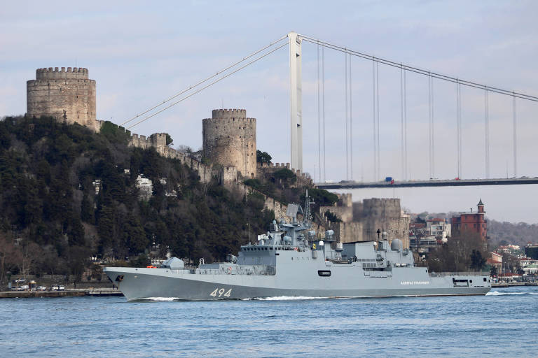 A fragata Almirante Grigorovitch passa por Istambul em direção ao mar Mediterrâneo