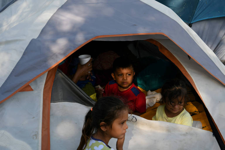 Imigrantes alojados em barracas em Matamoros, no México, aguardam pela tramitação de seus pedidos de asilo na Justiça americana