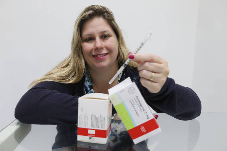 A veterinária Renata Bordini Martorelli segura remédios que usa no tratamento de fertilização in vitro