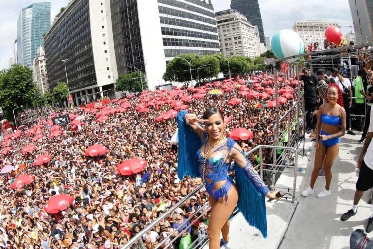Anitta se rende a uma pausa após maratona no Carnaval