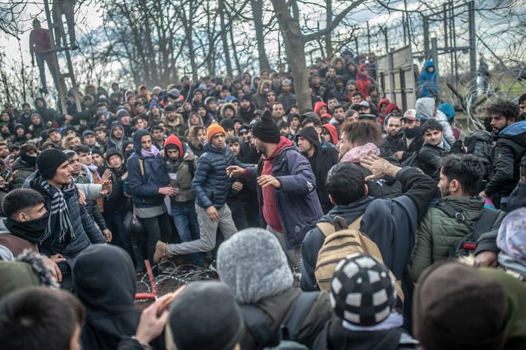 Imigrantes se aglomeram perto da fronteira entre Turquia e Grécia em Pazarkule, do lado turco