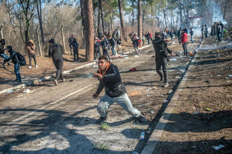 Houve confrontos entre policiais e imigrantes, com uso de gás lacrimogêneo e arremesso de pedras