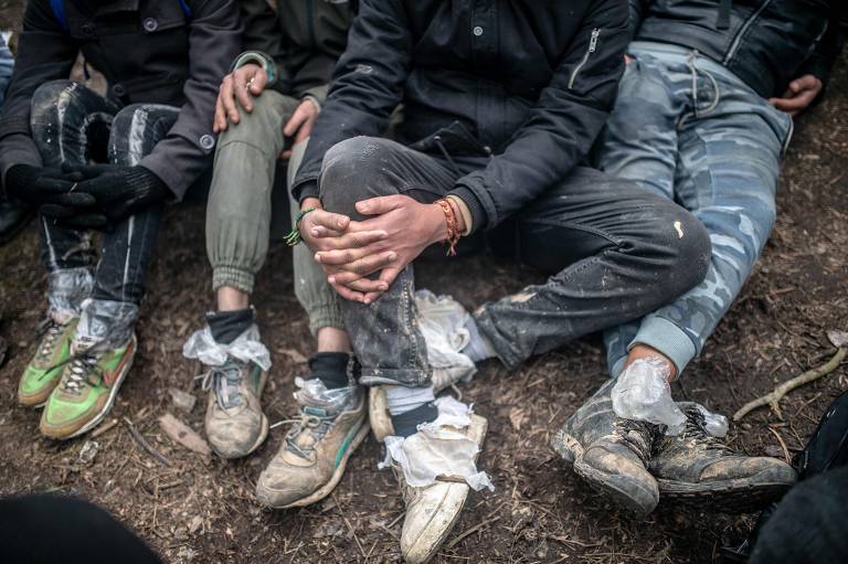 Imigrantes se aglomeram perto da fronteira entre Turquia e Grécia em Pazarkule, do lado turco