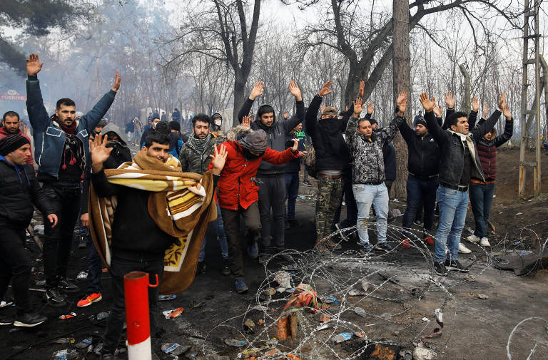 Imigrantes se aglomeram perto da fronteira entre Turquia e Grécia em Pazarkule, do lado turco