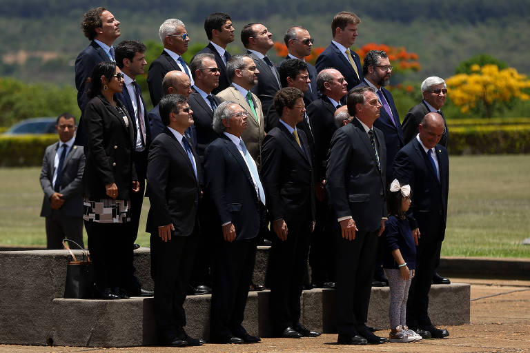 O presidente Jair Bolsonaro, acompanhado de ministros, participa de cerimônia de Hasteamento da Bandeira no Palácio da Alvorada, em homenagem ao Dia da Bandeira 