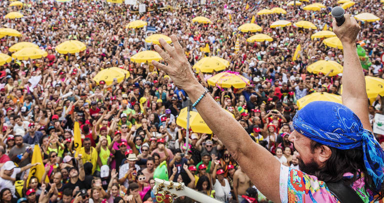 Bloco do Bell Marques arrasta multidão no Ibirapuera, em SP