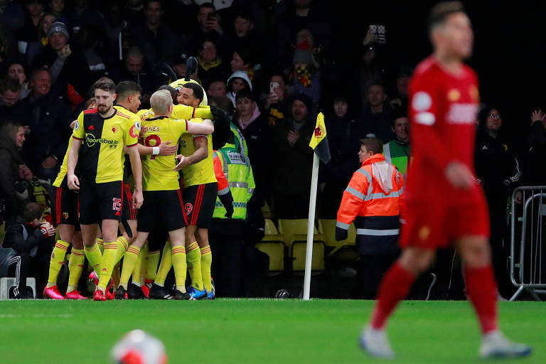 Jogadores do Watford comemoram gol contra o Liverpool, pelo Campeonato Inglês